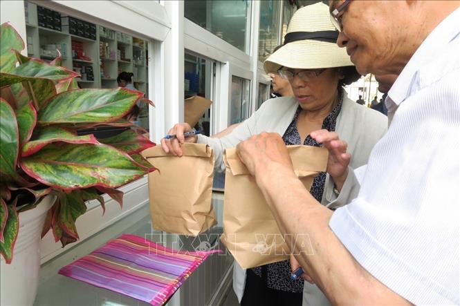 Nhà thuốc Bệnh viện Bình Dân Thành phố Hồ Chí Minh dùng túi giấy đựng thuốc cho bệnh nhân ngoại trú. Ảnh: Đinh Hằng - TTXVN