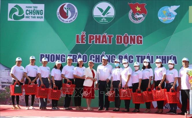 Trao tượng trưng giỏ đi chợ chống rác thải nhựa cho hội phụ nữ 11 phường của thành phố Vĩnh Long, tỉnh Vĩnh Long. Ảnh: Lê Thúy Hằng - TTXVN