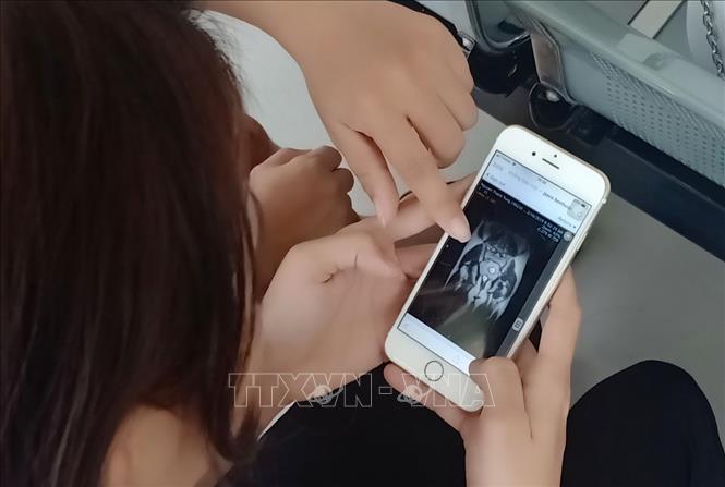 Thí điểm trả kết quả chẩn đoán hình ảnh trên điện thoại thông minh thay cho việc in phim chụp bằng nhựa tại thành phố Hồ Chí Minh. Ảnh: Đinh Hằng - TTXVN