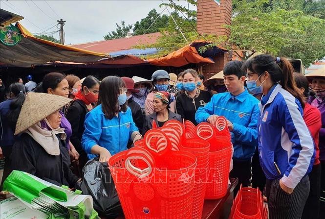Đông đảo người dân xã Liên Châu, huyện Yên Lạc (Vĩnh Phúc) tham gia chống rác thải nhựa, sử dụng làn khi đi chợ. Ảnh: Nguyễn Thảo - TTXVN
