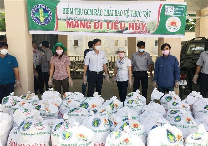 Tập đoàn Lộc Trời An Giang vận chuyển rác thải thuốc bảo vệ thực vật đi tiêu hủy trong chương trình “Cùng nông dân bảo vệ môi trường” tại An Giang, tháng 3/2017. Ảnh: Công Thử - TTXVN