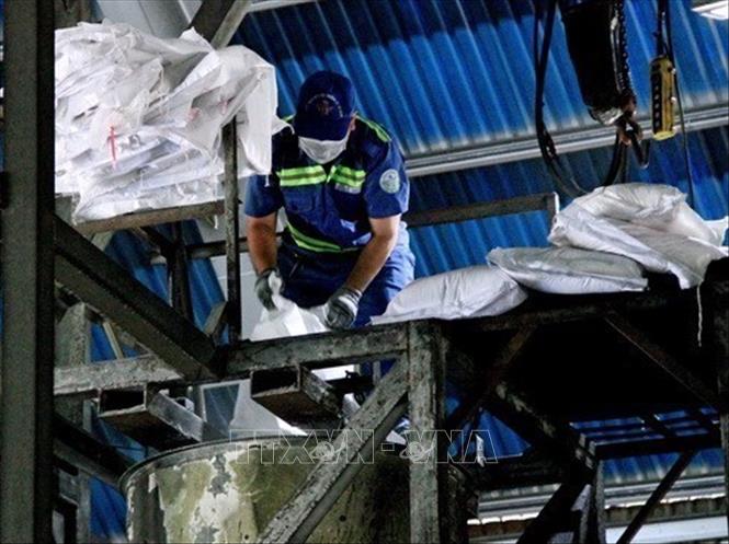Xử lý rác thải nguy hại bằng công nghệ hiện đại đảm bảo an toàn môi trường tại Nhà máy xử lý và tái chế chất thải Đông Thạnh (TP Hồ Chí Minh). Ảnh: Xuân Dự - TTXVN