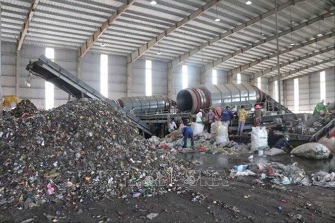Thu gom, xử lý tốt lượng rác thải liên tục tăng nhanh hằng ngày giúp giảm ô nhiễm môi trường so với việc để rác thải tại các bãi rác, trong đó việc tái chế rác thải sẽ rất có lợi cho môi trường. Trong ảnh: Công đoạn phân loại rác đi vào hoạt động tại nhà máy xử lý rác thải Bến Tre. Ảnh: Huỳnh Phúc Hậu - TTXVN