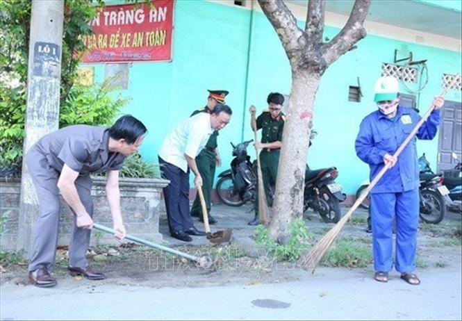 Ra quân dọn vệ sinh tại trục đường Tràng An, thành phố Ninh Bình sau lễ phát động hưởng ứng Ngày Môi trường thế giới (5/6), Tuần lễ Biển và Hải đảo Việt Nam (01 - 08/6) và Ngày Đại dương thế giới 8/6/2023. Ảnh: Đức Phương - TTXVN