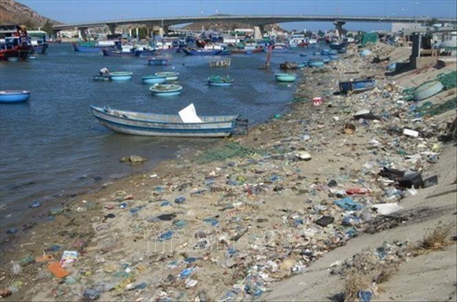 Khu vực ven bờ Đầm Nại phía dưới chân cầu Ninh Chữ, huyện Ninh Hải (Ninh Thuận) tràn ngập rác thải. Tình trạng rác thải chất thành đống trên bờ, dưới nước trải dài hàng ki lô mét chưa được thu gom, xử lý triệt để gây tác động xấu đến hệ thái môi trường biển và làm ảnh hưởng đến sức khỏe của người dân. Ảnh: Nguyễn Thành - TTXVN