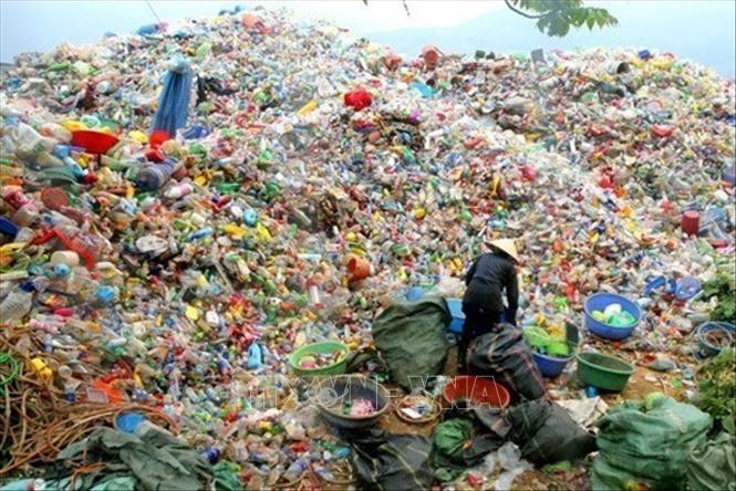 Việt Nam nằm trong nhóm các nước có lượng xả rác thải nhựa ra biển nhiều nhất. Để khắc phục, giảm thiểu vấn đề này bằng cách tăng cường đầu tư cho 4 giải pháp: mở rộng mạng lưới thu gom rác, giảm thiểu việc rò rỉ từ các bãi rác, đốt rác để sản xuất điện và sau cùng là xây dựng các cơ sở tái chế. Ảnh: Ngọc Hà - TTXVN