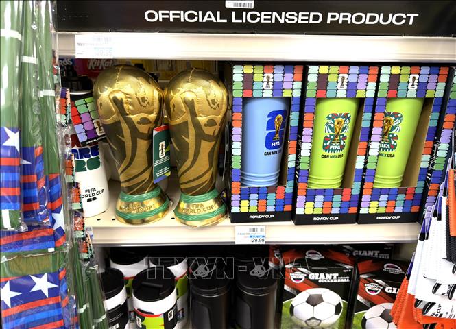 Mô hình cup vàng FIFA nổi bật trong các sản phẩm ăn theo World Cup. Ảnh: Ngọc Quang - PV TTXVN tại Mỹ