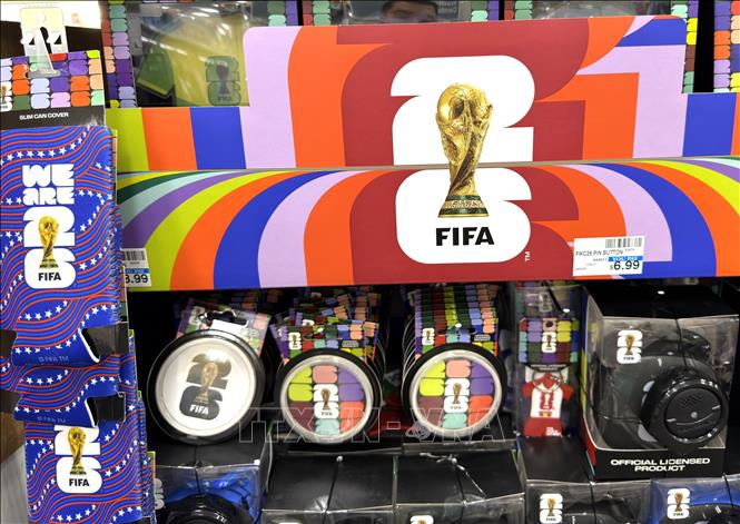 Nhiều sản phẩm ăn theo World Cup được dán nhãn FIFA. Ảnh: Ngọc Quang – PV TTXVN tại Mỹ