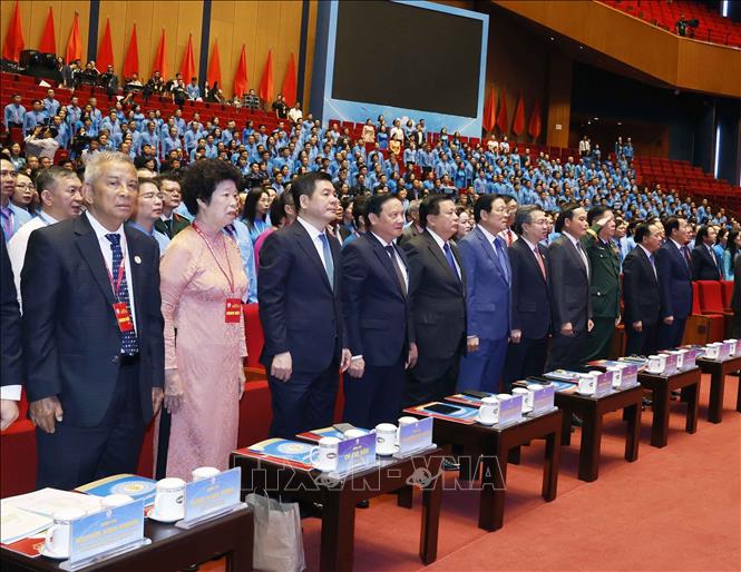 Các đại biểu thực hiện nghi thức chào cờ. Ảnh: Thống Nhất – TTXVN