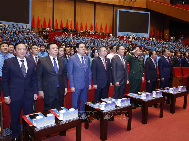 Các đại biểu thực hiện nghi thức chào cờ. Ảnh: Thống Nhất – TTXVN