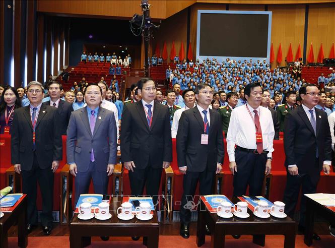 Các đại biểu thực hiện nghi thức chào cờ. Ảnh: Thống Nhất – TTXVN