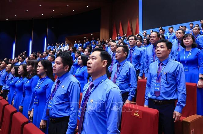 Đại biểu thực hiện nghi thức chào cờ. Ảnh: Tuấn Anh - TTXVN