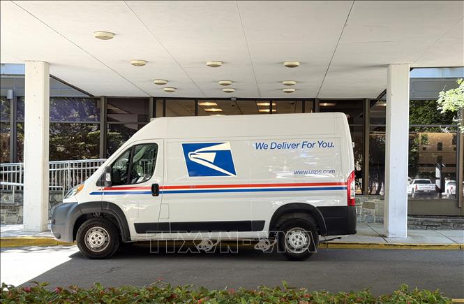 Xe chở bưu phẩm, thư tín của Cơ quan Bưu chính Mỹ (USPS) trên một tuyến phố ở thủ đô Washington D.C. Ảnh: Ngọc Quang – PV TTXVN tại Mỹ