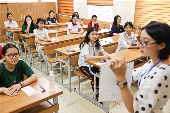 Thí sinh nghe phổ biến quy chế về kỳ thi. Ảnh: Thanh Tùng - TTXVN