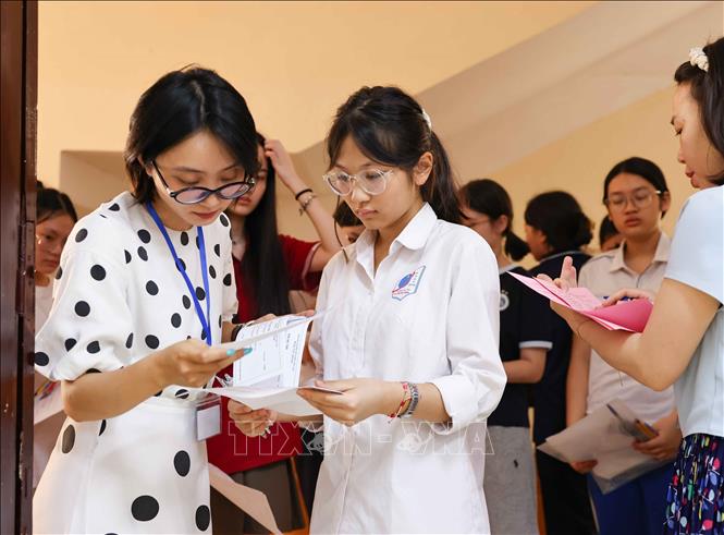 Giám thi gọi thí sinh vào phòng thi. Ảnh: Thanh Tùng - TTXVN