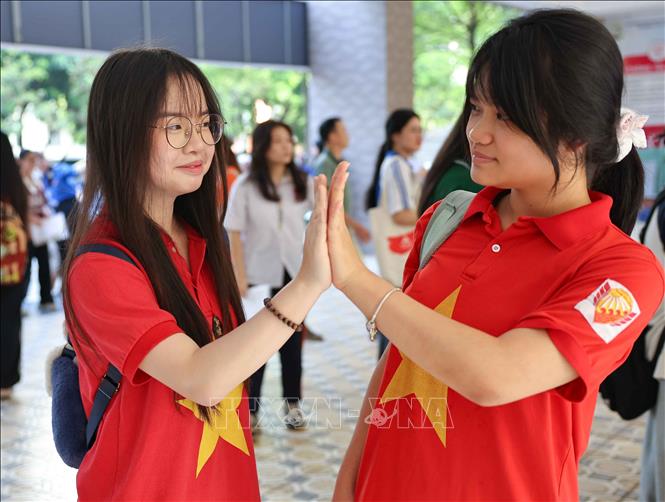Thí sinh phấn khởi, tự tin tham dự kỳ thi. Ảnh: Thanh Tùng - TTXVN