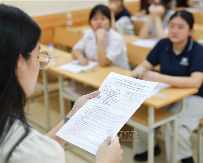 Giám thị phổ biến quy chế thi cho thí sinh. Ảnh: Thanh Tùng - TTXVN 