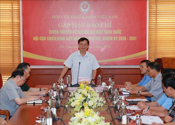 Trung tướng Khuất Việt Dũng, Phó Chủ tịch Hội Cựu chiến binh Việt Nam điều hành họp báo. Ảnh: Trọng Đức - TTXVN