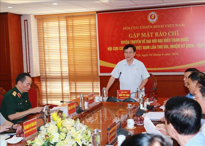 Trung tướng Khuất Việt Dũng, Phó Chủ tịch Hội Cựu chiến binh Việt Nam điều hành họp báo. Ảnh: Trọng Đức - TTXVN