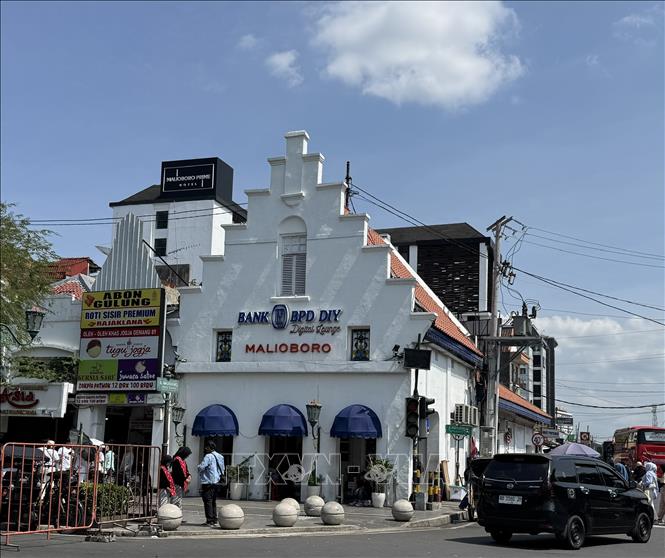 Tòa nhà cổ mang kiến trúc Hà Lan tại Malioboro hiện vẫn được sử dụng. Ảnh: Đỗ Quyên – PV TTXVN tại Indonesia