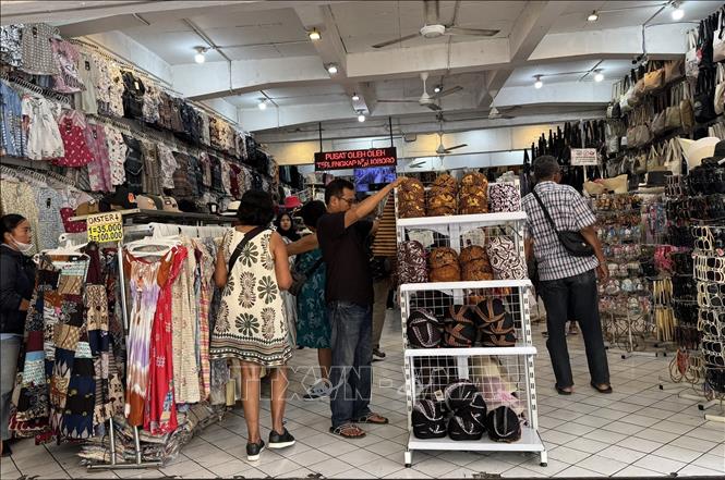 Một cửa hàng bán đồ lưu niệm trên phố Malioboro. Ảnh: Đỗ Quyên – PV TTXVN tại Indonesia