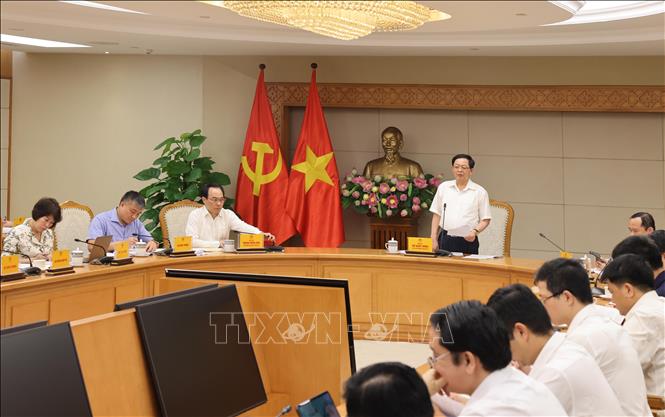Phó Thủ tướng Hồ Quốc Dũng chủ trì cuộc họp Tổ công tác của Chính phủ về phát triển công nghệ chiến lược. Ảnh: Lâm Khánh - TTXVN