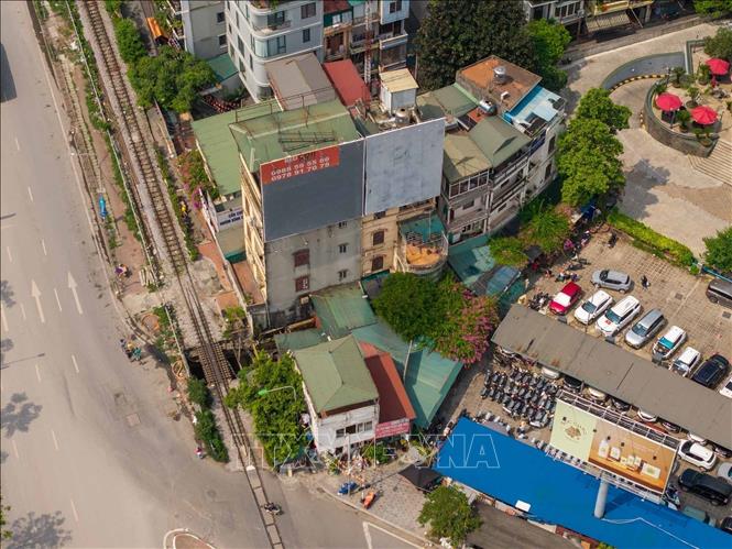 Các hộ dân tổ 75, phường Kim Liên - điểm đầu khu vực GPMB thực hiện dự án mở rộng tuyến Quốc lộ 1. Ảnh: Phạm Tuấn Anh - TTXVN