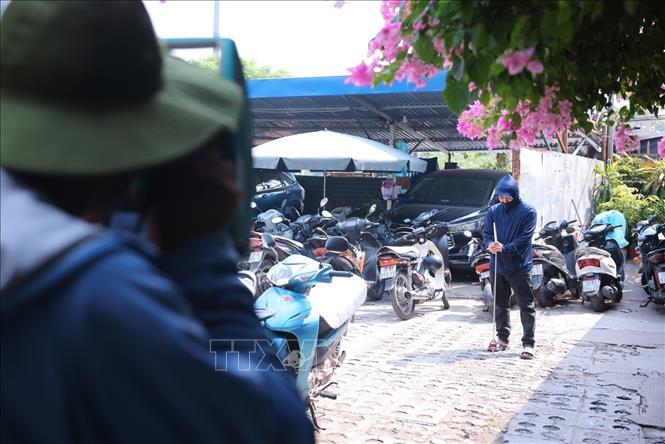 Nhân viên đo đạc sử dụng máy toàn đạc để xác định mốc, thu thập số liệu hiện trạng tại các hộ dân tổ 75, phường Kim Liên. Ảnh: Hoàng Hiếu - TTXVN