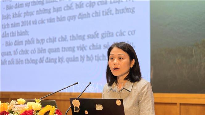 Bà Nguyễn Thị Hạnh, Cục trưởng Cục Pháp luật hình sự - hành chính và Quản lý xử lý vi phạm hành chính (Bộ Tư pháp) quán triệt nội dung Luật Hộ tịch (sửa đổi) và Luật Tiếp cận thông tin (sửa đổi) . Ảnh: Thanh Vân - TTXVN 