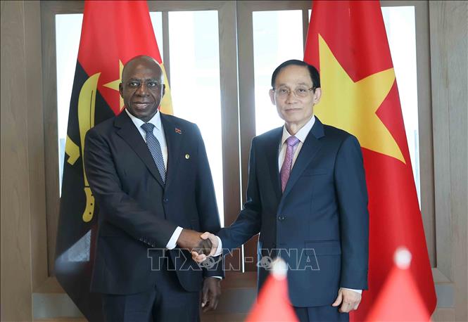 Bộ trưởng Ngoại giao Lê Hoài Trung đón Bộ trưởng Ngoại giao Angola Téte António. Ảnh: An Đăng - TTXVN