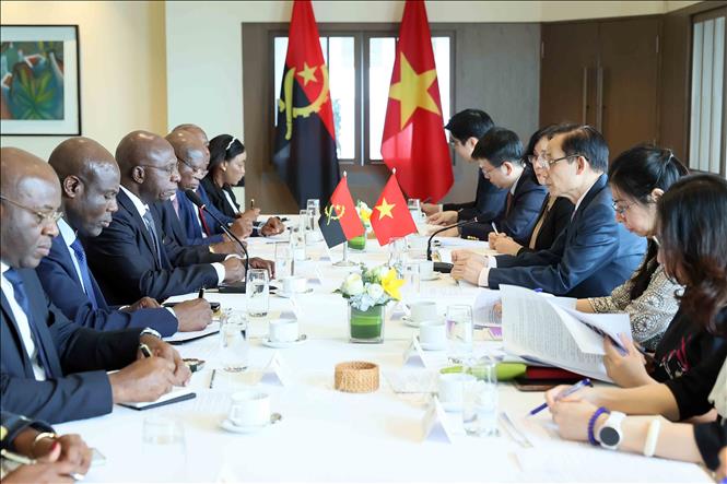 Bộ trưởng Ngoại giao Lê Hoài Trung hội đàm với Bộ trưởng Ngoại giao Angola Téte António. Ảnh: An Đăng - TTXVN