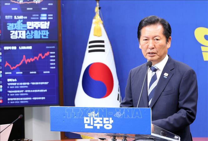 Chủ tịch Đảng Dân chủ cầm quyền Hàn Quốc Jung Chung-rae trong cuộc họp báo tại Seoul, sau khi kết quả bầu cử địa phương được công bố với chiến thắng áp đảo thuộc về DP, ngày 4/6/2026. Ảnh: Yonhap/TTXVN