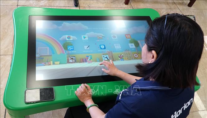 Thiết bị giáo dục mầm non ứng dụng công nghệ hiện đại được trưng bày tại Hội thảo. Ảnh: Quốc Dũng - TTXVN