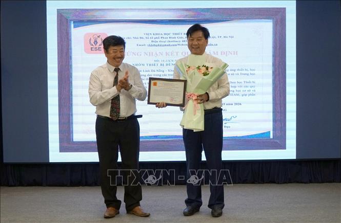 Tiến sỹ Trần Dương Đạo (trái), Viện trưởng Viện Khoa học Thiết bị và Giáo dục Việt Nam, trao Chứng nhận kết quả thẩm định cho đại diện Công ty TNHH Nhật Linh Đà Nẵng. Ảnh: Quốc Dũng - TTXVN