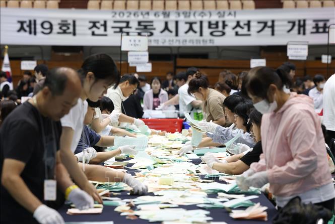 Nhân viên Ủy ban bầu cử kiểm phiếu cuộc bầu cử địa phương tại Seoul, Hàn Quốc ngày 3/6/2026. Ảnh: Yonhap/TTXVN