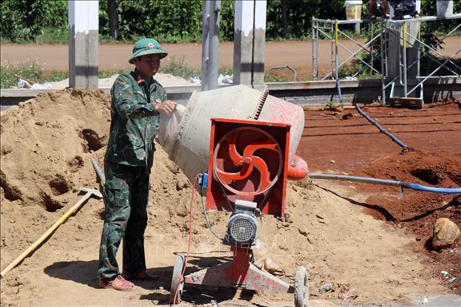 Lực lượng bộ đội thường trực tham gia thi công xây dựng trường liên cấp biên giới Lâm Đồng. Ảnh: Hưng Thịnh – TTXVN