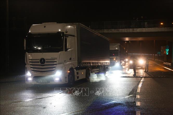 Các phương tiện di chuyển qua cửa khẩu Bobrowniki ở biên giới Ba Lan - Belarus. Ảnh: PAP/TTXVN
