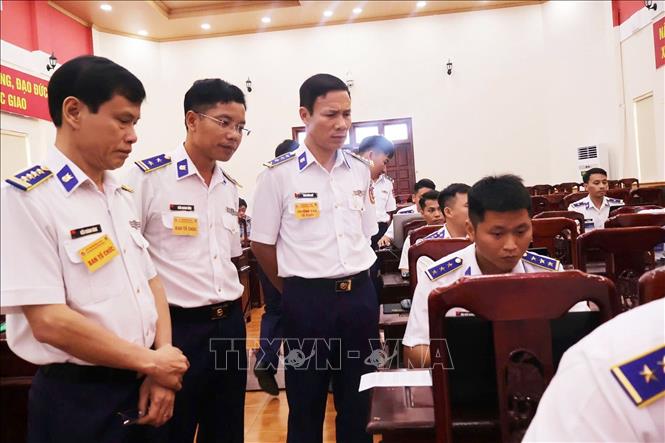 Chỉ huy Vùng Cảnh sát biển 2 giám sát nội dung thi nhận thức trên phần mềm máy tính. Ảnh: TTXVN phát
 