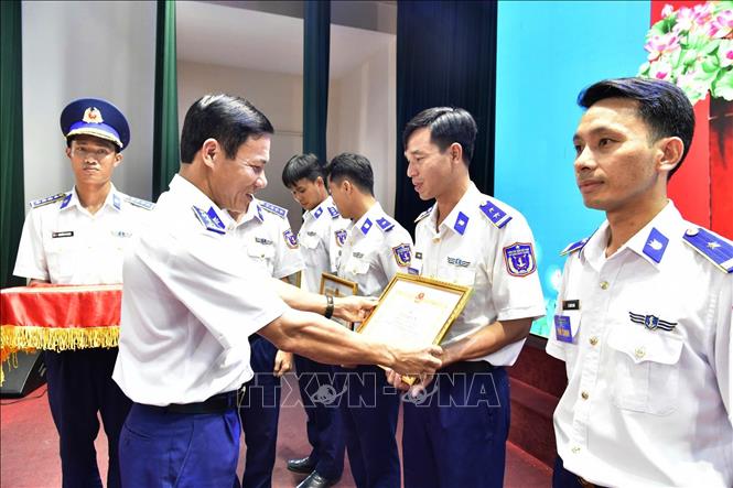 Chỉ huy Vùng tặng giấy chứng nhận cho “Cán bộ đoàn giỏi” cho các đồng chí đạt thành tích tốt tại Hội thi. Ảnh: TTXVN phát
 