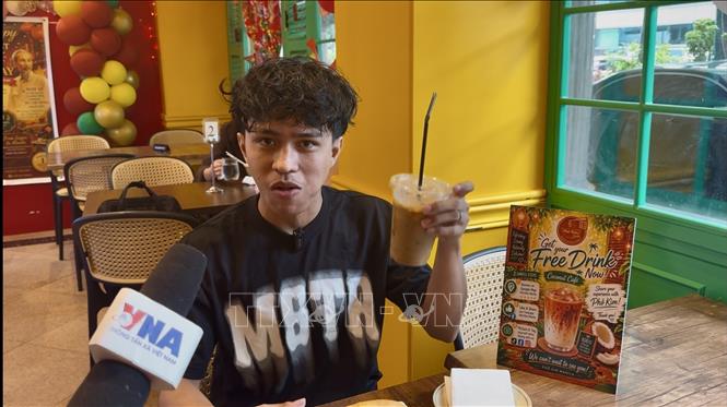 Anh Richard rất hài lòng với các món ăn của quán Phở Kim trong khuôn viên Bệnh viện Metropolitan tại thủ đô Manila (Philippines). Ảnh: Đỗ Vân - PV TTXVN tại Đông Nam Á