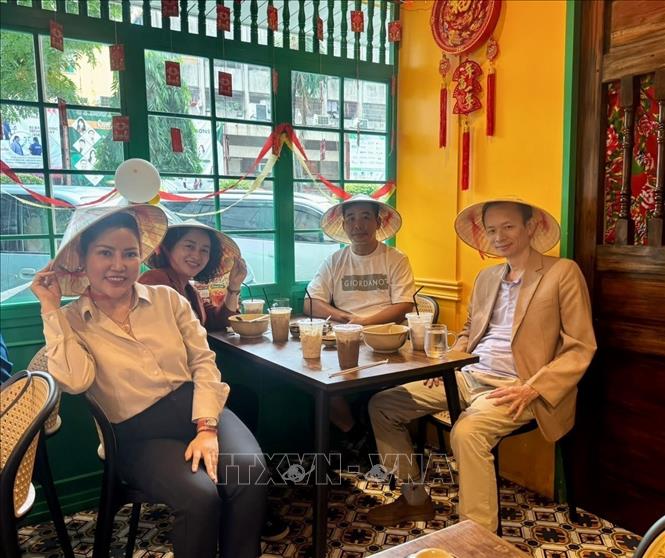 Thực khách thưởng thức món ăn Việt tại quán Phở Kim trong khuôn viên Bệnh viện Metropolitan tại thủ đô Manila (Philippines). Ảnh: TTXVN phát