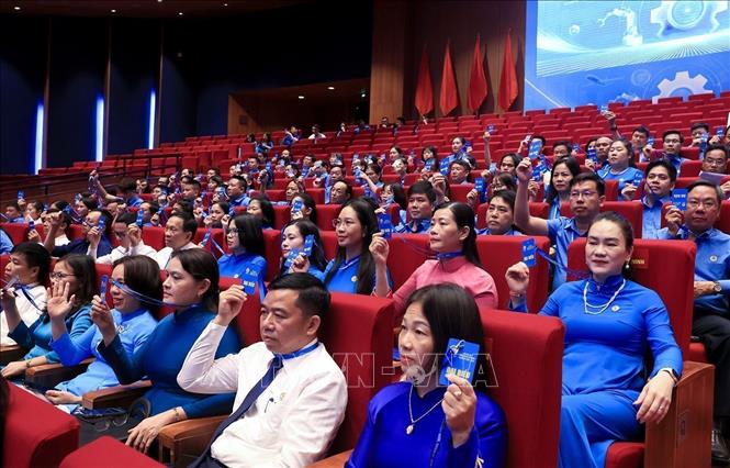 Các đại biểu biểu quyết thông qua Đề án nhân sự Ban Chấp hành Tổng Liên đoàn lao động Việt Nam khóa XIV. Ảnh: Tuấn Anh - TTXVN