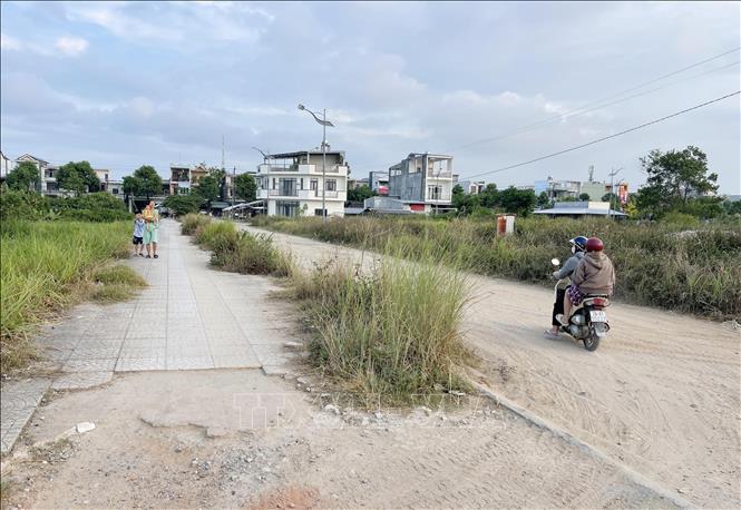 Khu đô thị mới hơn 8ha tái định cư cho người dân Khu II đê bao dở dang sau nhiều năm. Ảnh: Phạm Cường-TTXVN