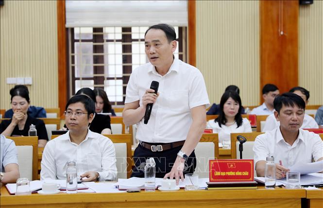 Bí thư Đảng ủy phường Hồng Châu Đặng Văn Diên phát biểu tại hội nghị. Ảnh: Thế Duyệt – TTXVN