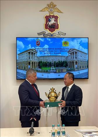 Trung tướng Nguyễn Thanh Tùng thay mặt đoàn đại biểu Công an Thành phố Hà Nội nhận quà lưu niệm từ ông Oleg Baranov, Tổng cục trưởng Tổng cục Nội vụ thành phố Moskva. Ảnh: Trần Hải  - PV TTXVN tại Nga  