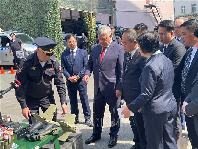 Ông Oleg Baranov, Tổng cục trưởng Tổng cục Nội vụ thành phố Moskva giới thiệu một số trang thiết bị vũ khí đặc biệt trong lực lượng cảnh sát Moskva. Ảnh: Trần Hải  - PV TTXVN tại Nga 