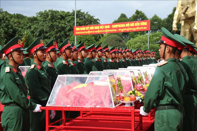 Lễ viếng, truy điệu, an táng 27 hài cốt liệt sĩ. Ảnh: Ngọc Minh – TTXVN
