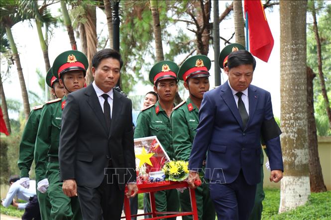 Đồng chí Nguyễn Doãn Anh (bên trái), Ủy viên Trung ương Đảng, Phó Chủ tịch Quốc hội tham gia Lễ viếng, truy điệu, an táng hài cốt các liệt sĩ. Ảnh: Ngọc Minh – TTXVN