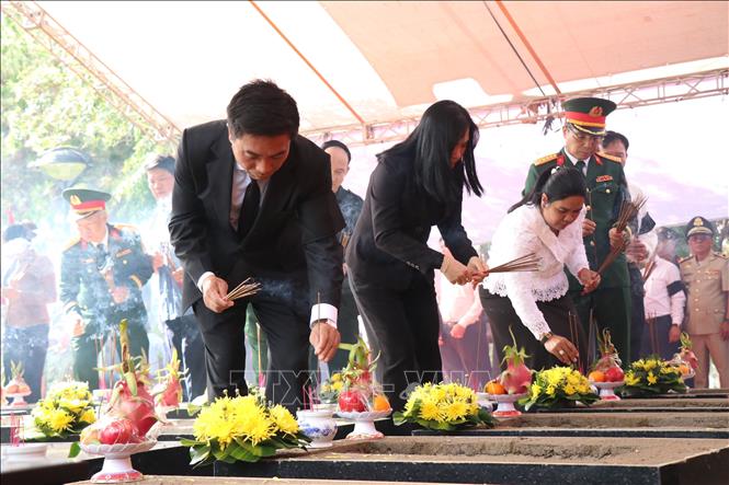 Đồng chí Nguyễn Doãn Anh, Ủy viên Trung ương Đảng, Phó Chủ tịch Quốc hội và đại biểu thắp hương tưởng nhớ các liệt sĩ. Ảnh: Ngọc Minh – TTXVN