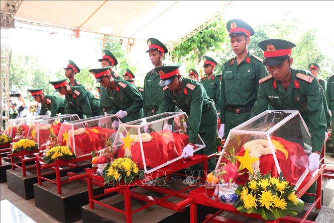 Nghi thức an táng 27 hài cốt liệt sĩ tại Nghĩa trang liệt sĩ tỉnh Đắk Lắk. Ảnh: Ngọc Minh – TTXVN